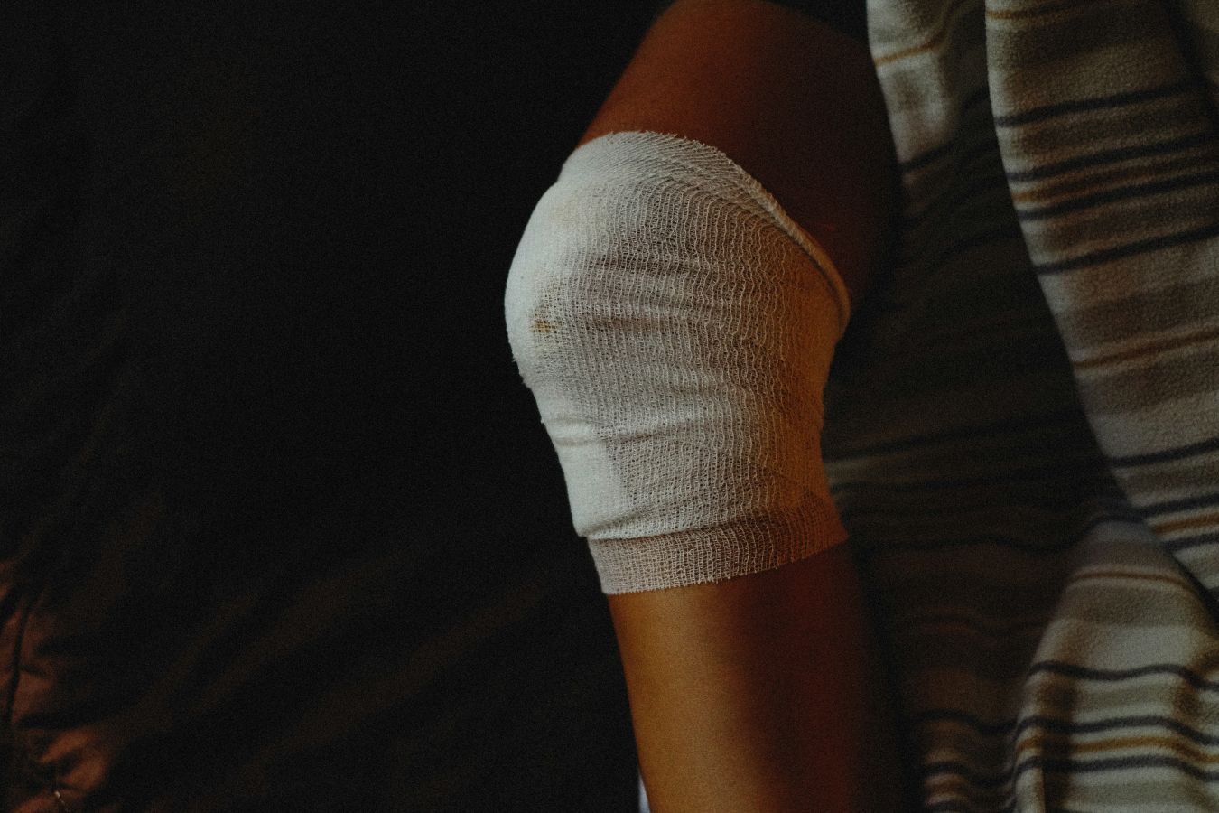 when to see a doctor for knee joint pain at 40