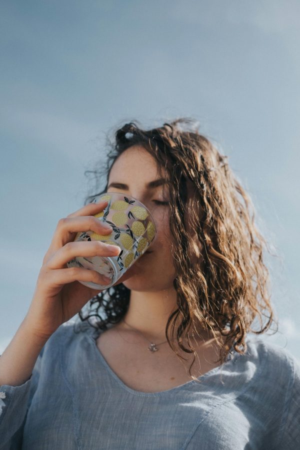 Drinking water to reduce cravings and support natural methods, easy way to quit smoking