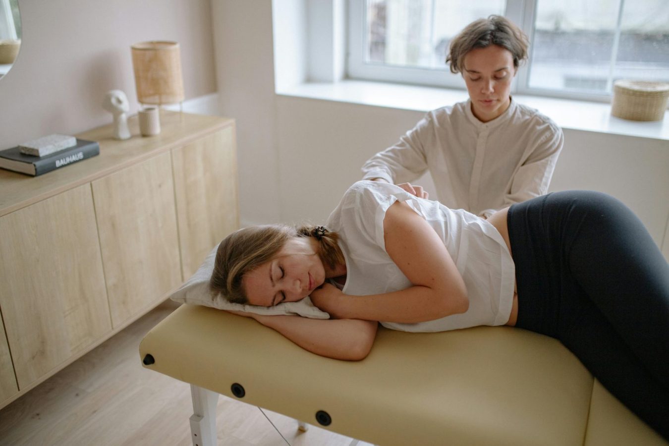 why do legs hurt at night - clinician assessing and massaging lower leg