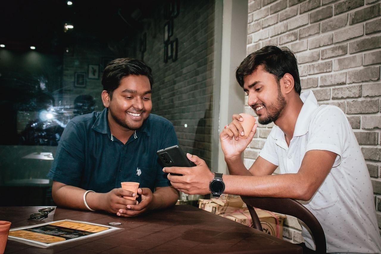 Two friends talking in a coffee shop