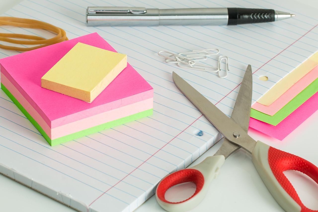 How to Stop Putting Things Off: sticky notes on desk